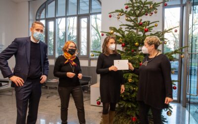 Ein Präsent vor dem Weihnachtsbaum